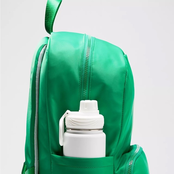 Lululemon Everywhere Backpack 22L- Raceway Green/Sheer Oak - Picture 9 of 10